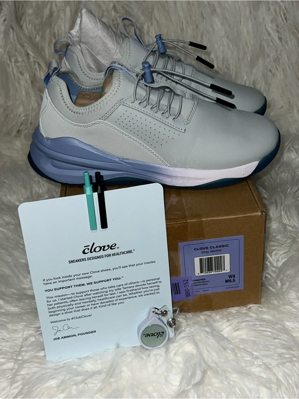 NIB Clove Classic women's sneaker W8/M6 Light grey upper with soft blue and teal